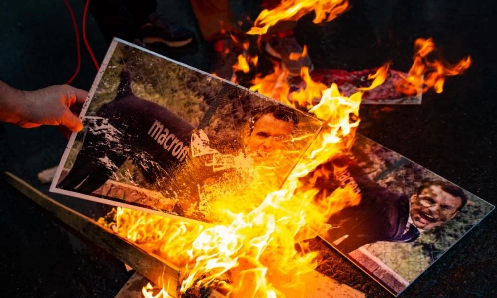 Τα διπλά πρότυπα με τα οποία η Γαλλία προσπαθεί να αναγκάσει τους μουσουλμάνους να γίνουν «πιο Γάλλοι»